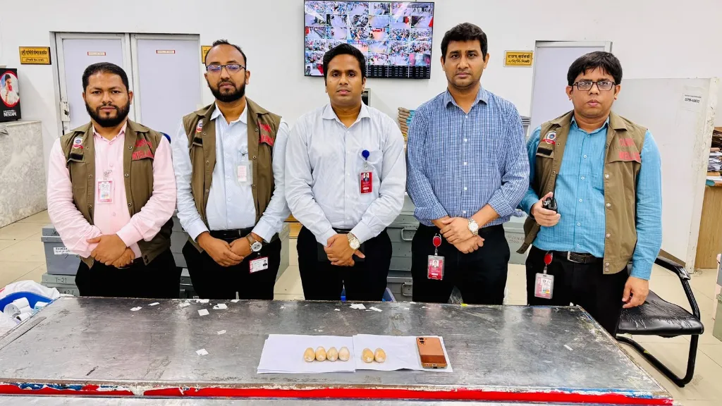 দুই বিমানবন্দরে ৫ কোটি টাকার স্বর্ণ আটক, চট্টগ্রামে ফ্রাইপ্যান-গ্রেটার, ঢাকায় রেক্টামে লুকানো স্বর্ণ উদ্ধার