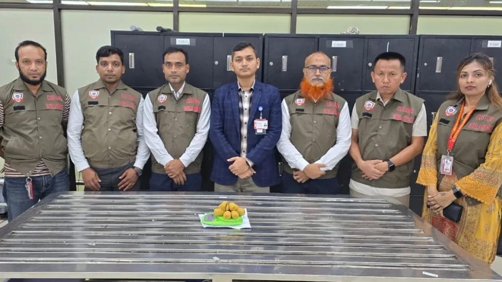বিমানবন্দরের কমোডের ট্যাংকে ৪.২০৪ কেজি স্বর্ণসদৃশ পেস্ট