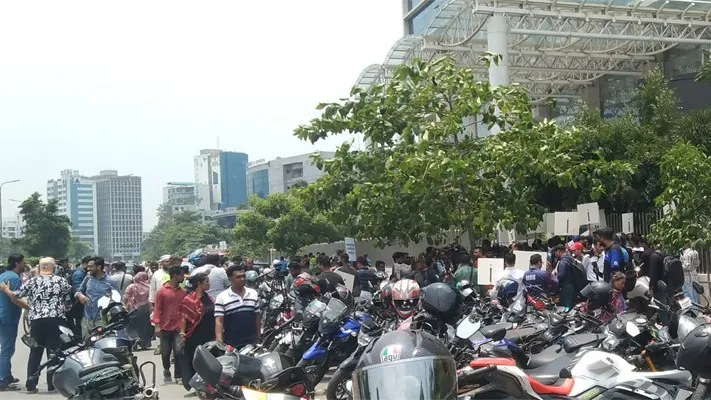 মোটরসাইকেলে অগ্রিম আয়কর প্রত্যাহারের দাবিতে এনবিআরের সামনে মানববন্ধন