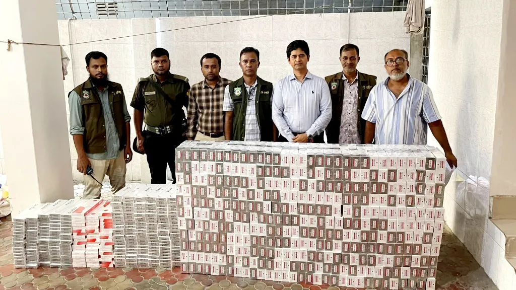 মোহাম্মদপুরে দুই গোপন গুদামে ৩ লাখ ১৬ হাজার বিদেশি সিগারেট জব্দ