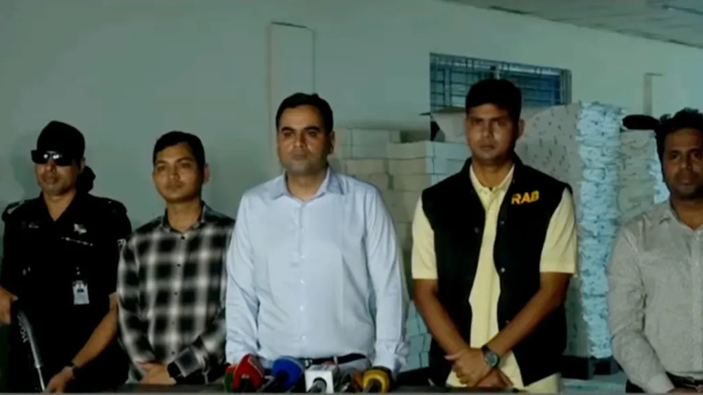 নকল সিগারেটের মোড়ক তৈরির কারখানার সন্ধান