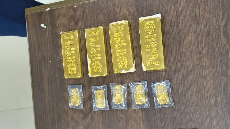 মালয়েশিয়ান যাত্রীর শরীরে ৮ কোটি টাকার স্বর্ণ