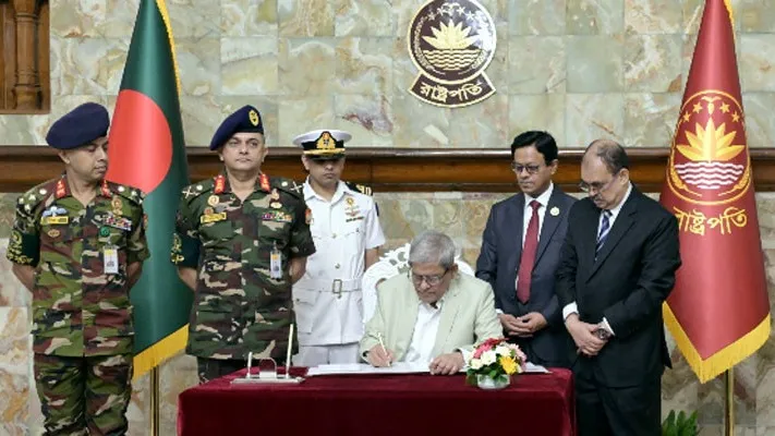 বঙ্গভবনে দাপ্তরিক কার্যক্রম শুরু করলেন রাষ্ট্রপতি মির্জা ফখরুল