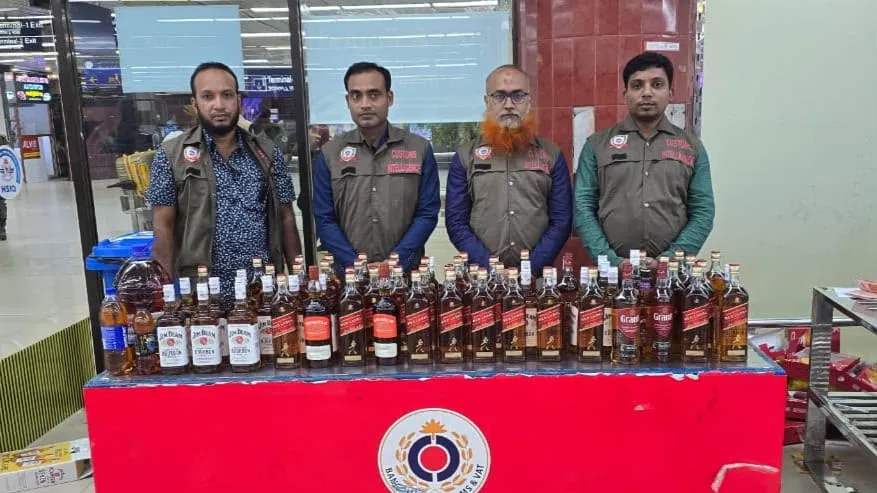 শাহজালালে কাস্টমস গোয়েন্দার অভিযানে ৮১.৫০ লিটার বিদেশি মদ আটক