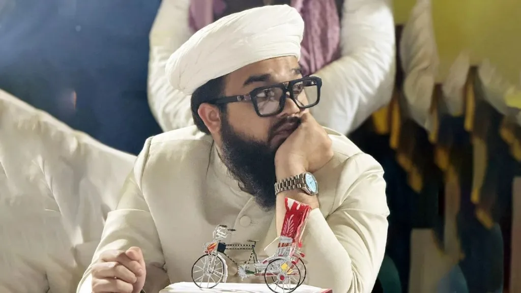 সংসদে নামাজ পড়তে গিয়ে জুতা খোয়ালেন এমপি হানজালা