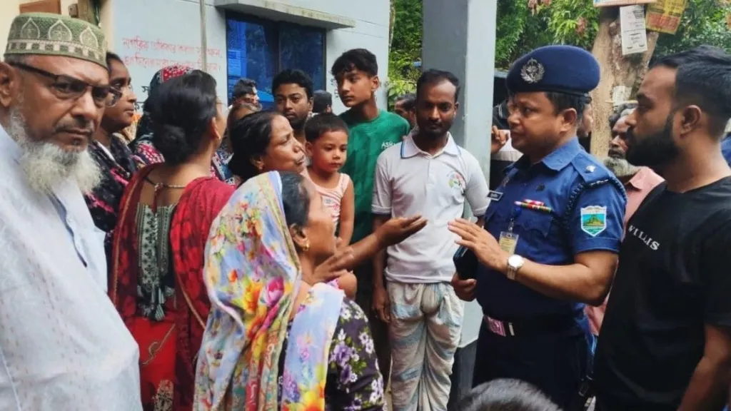বগুড়ায় চোর সন্দেহে যুবককে রগ কেটে হত্যা, বিচারের দাবিতে সড়ক অবরোধ
