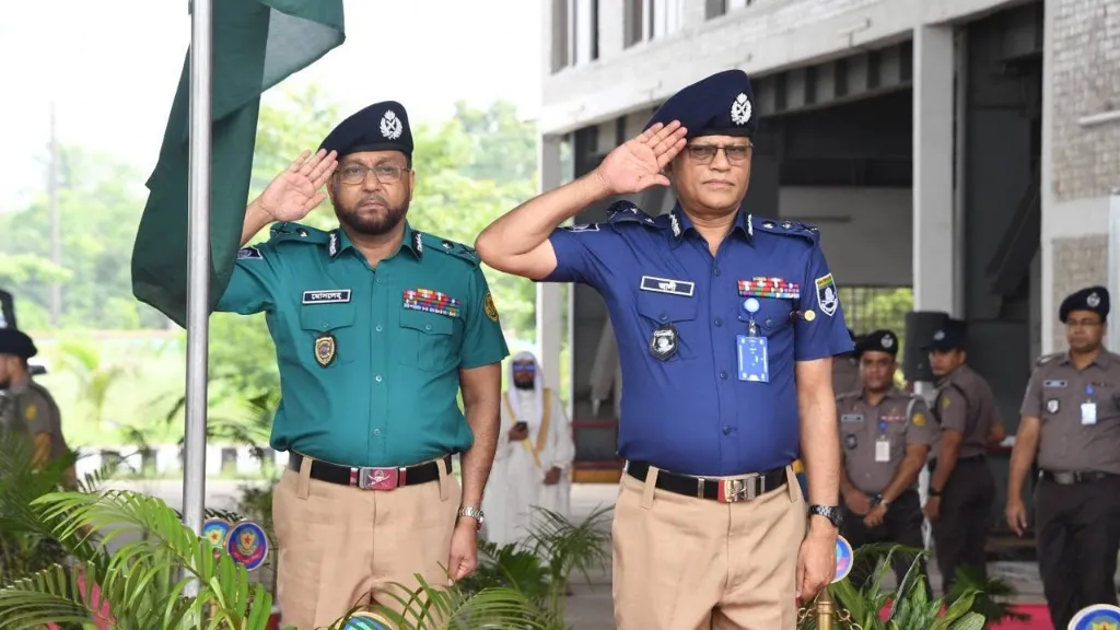 নতুন পোশাকে মাঠে নামল পুলিশ